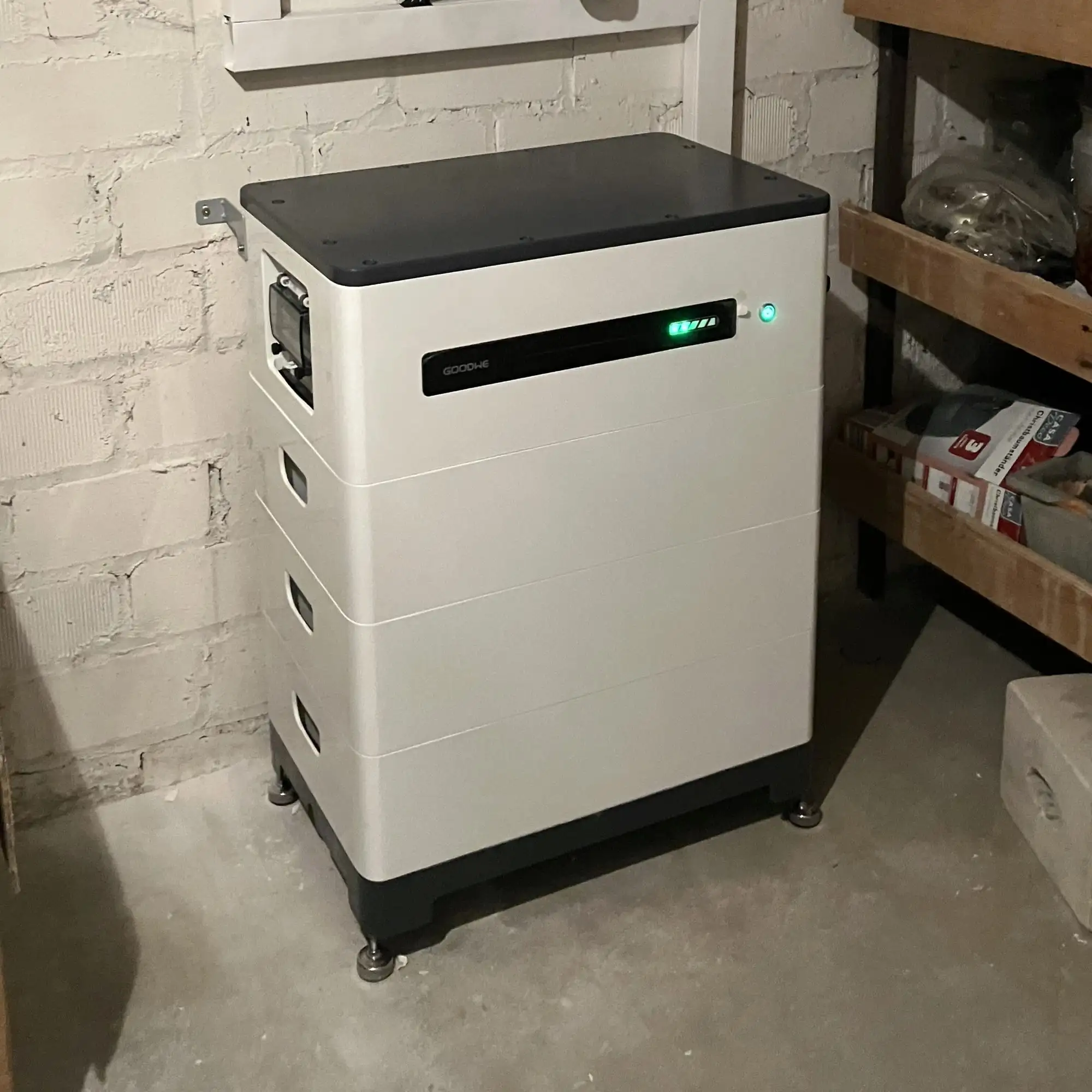 Installierter Batteriespeicher neben dem Wechselrichter an einer Wand