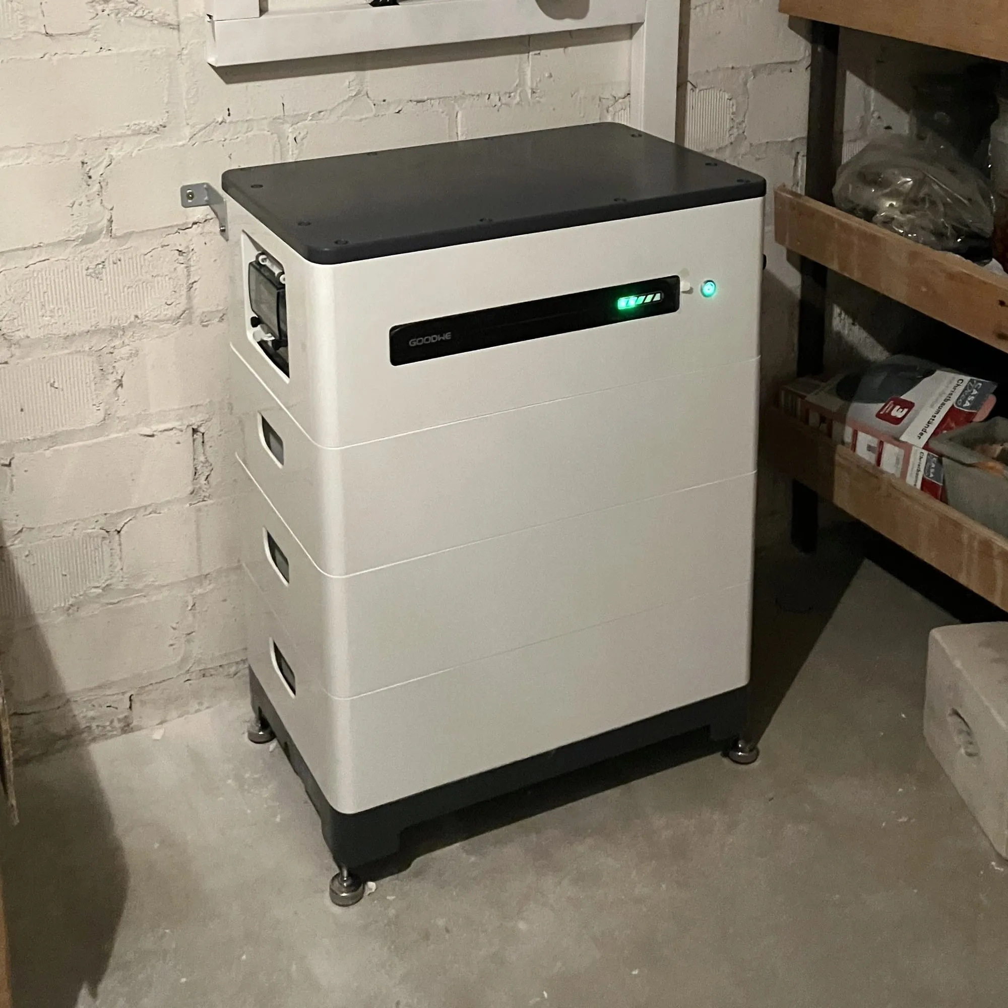Fertig installierter Batteriespeicher mit Wechselrichter im Hausanschlussraum