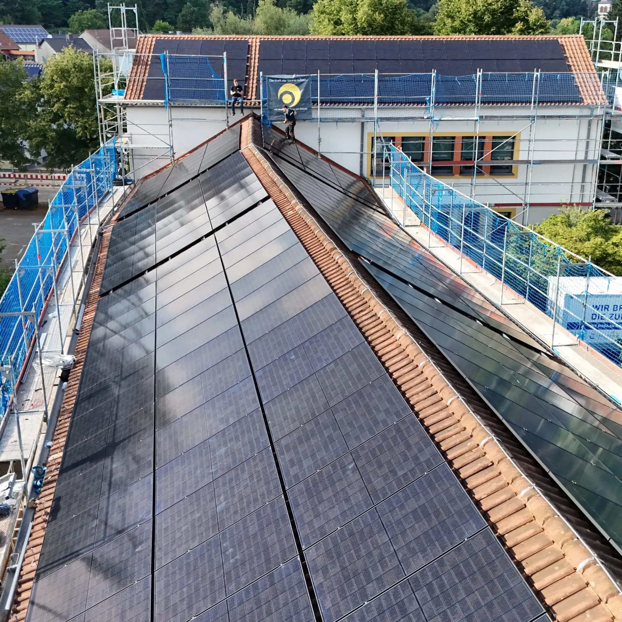 Photovoltaik-Module auf dem Dach einer Schule in Saarbrücken