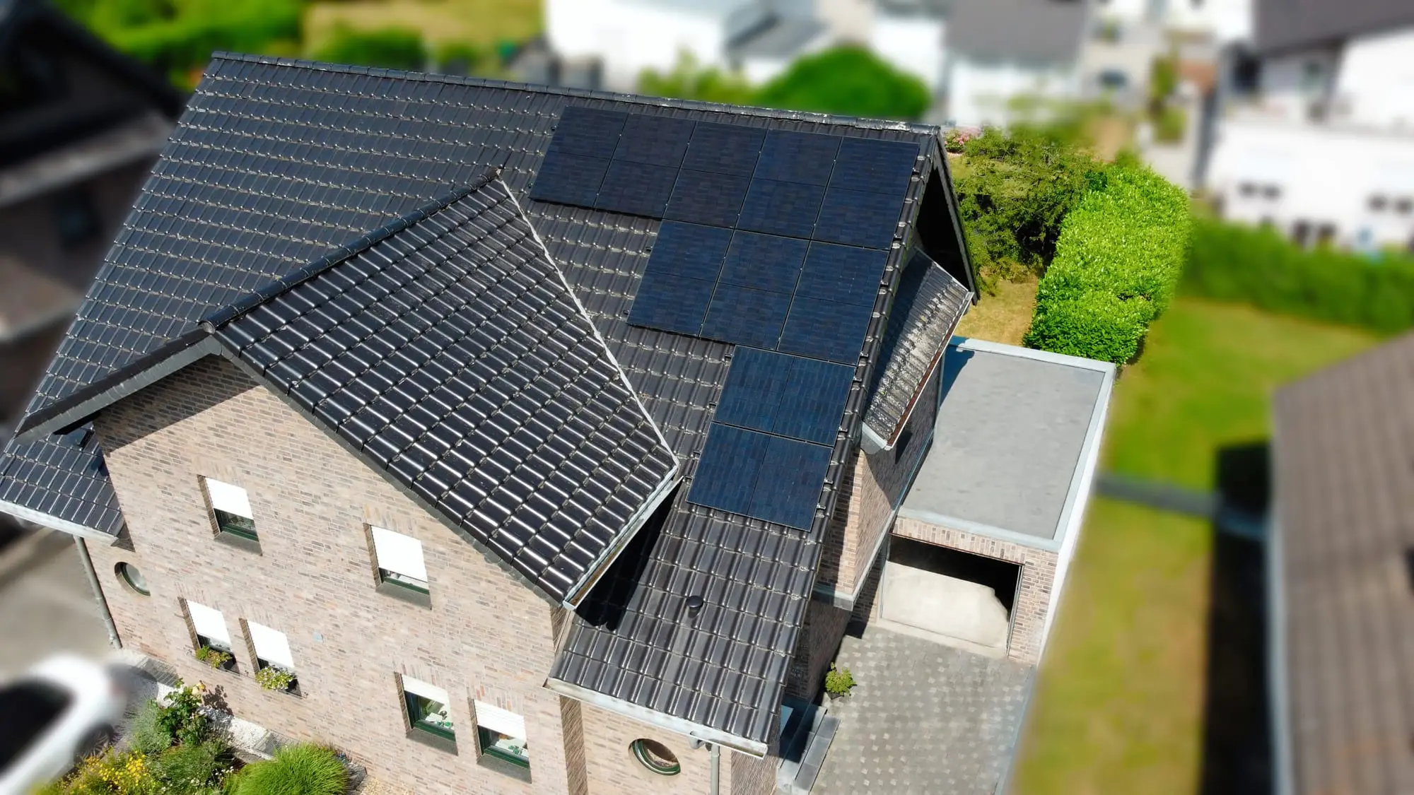All-Black-PV-Anlage auf dem Ziegeldach einer Doppelhaushälfte