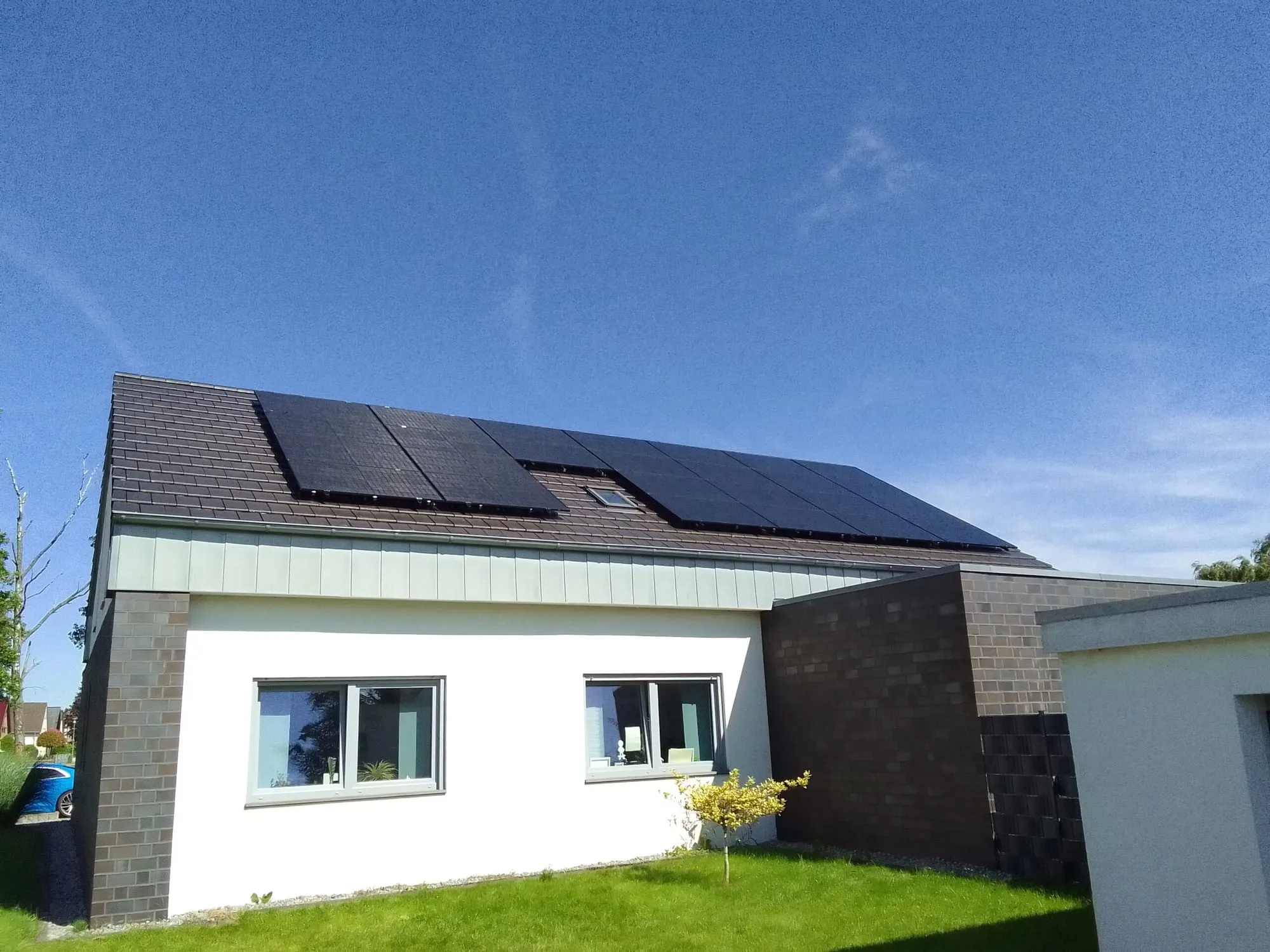 Detailaufnahme der All-Black-Module mit schwarzen Schienen