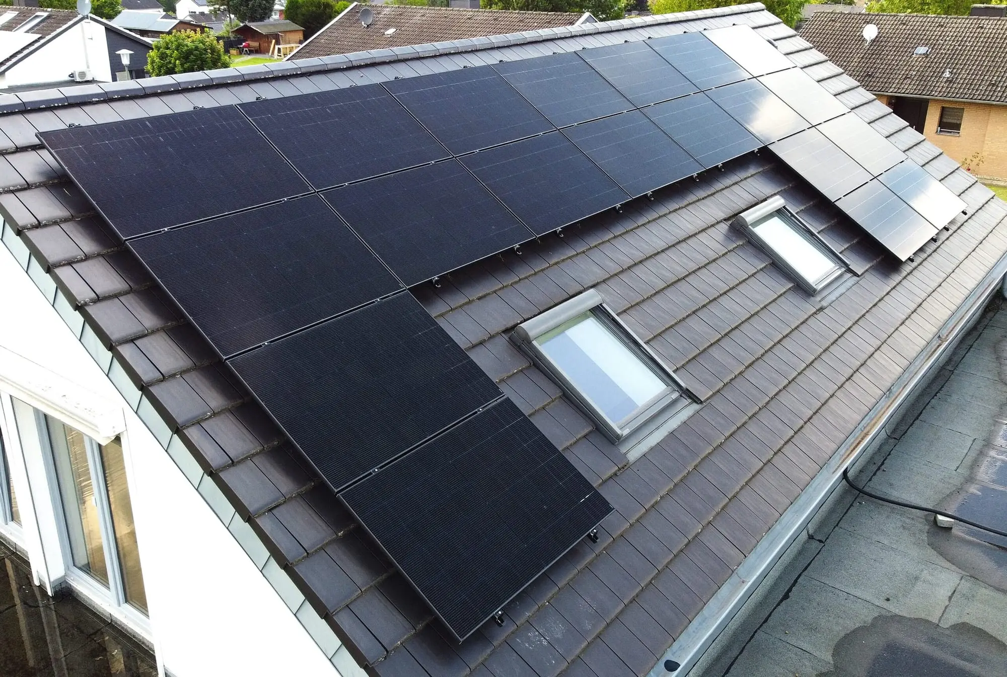Drohnenaufnahme einer All-Black-Photovoltaik-Anlage auf einem Einfamilienhaus im Saarland