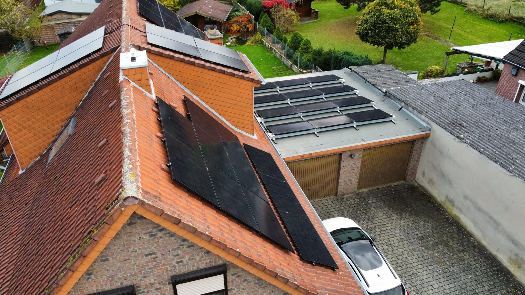 Drohnenaufnahme von Anbau und Gauben mit PV-Modulen
