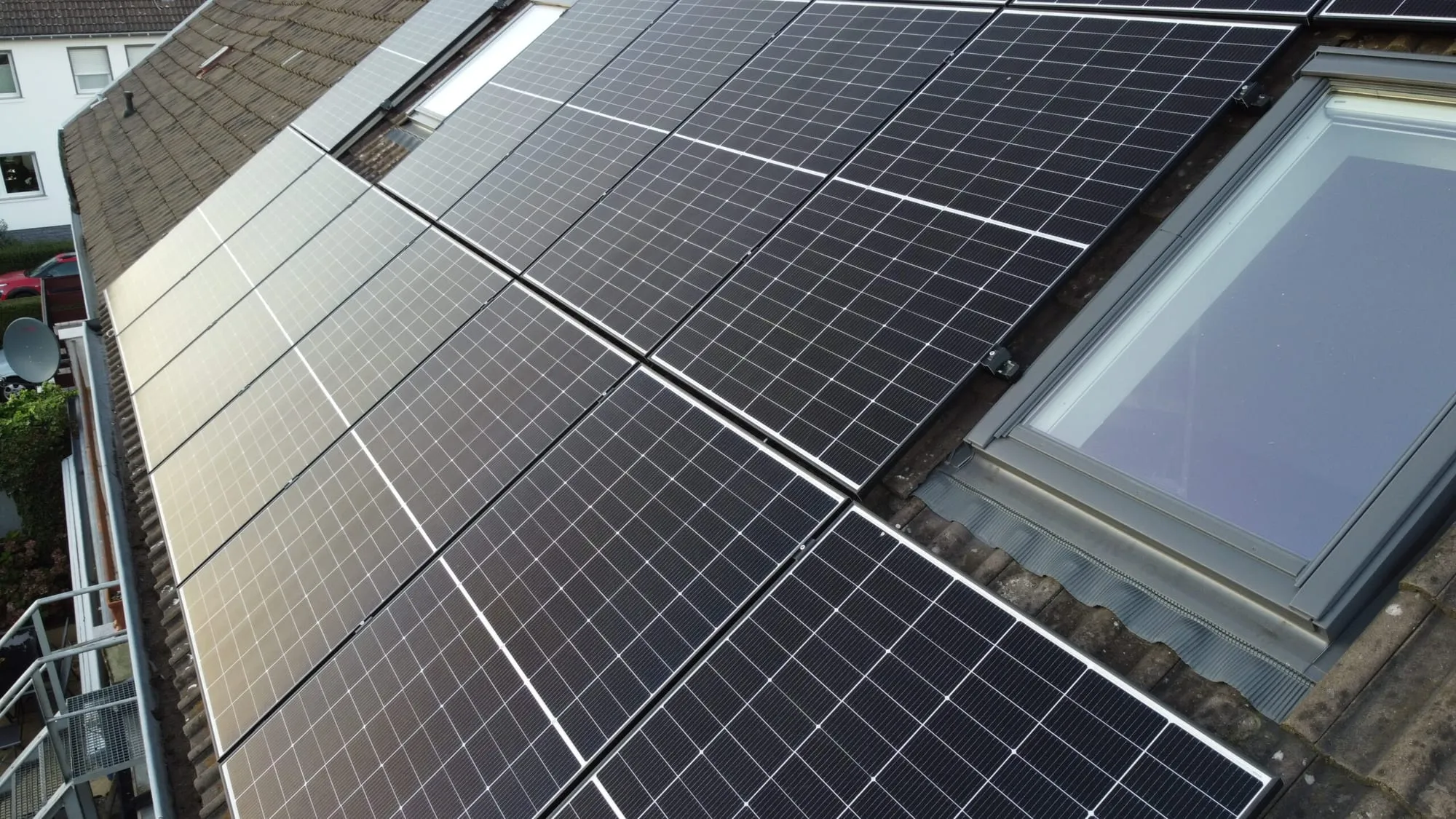 Seitliche Drohnenaufnahme der PV-Anlage auf dem Reihenhaus