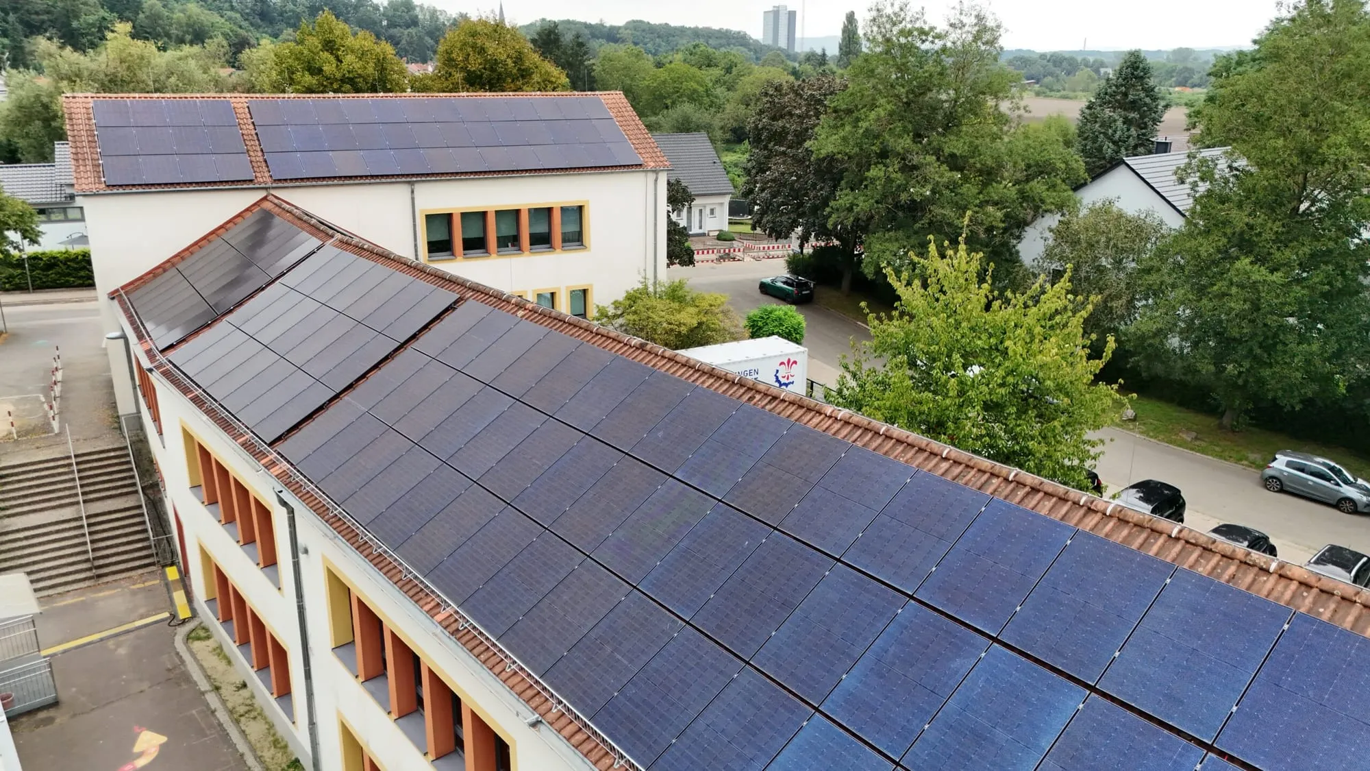 Drohnenaufnahme der belegten Dachflächen der Schule