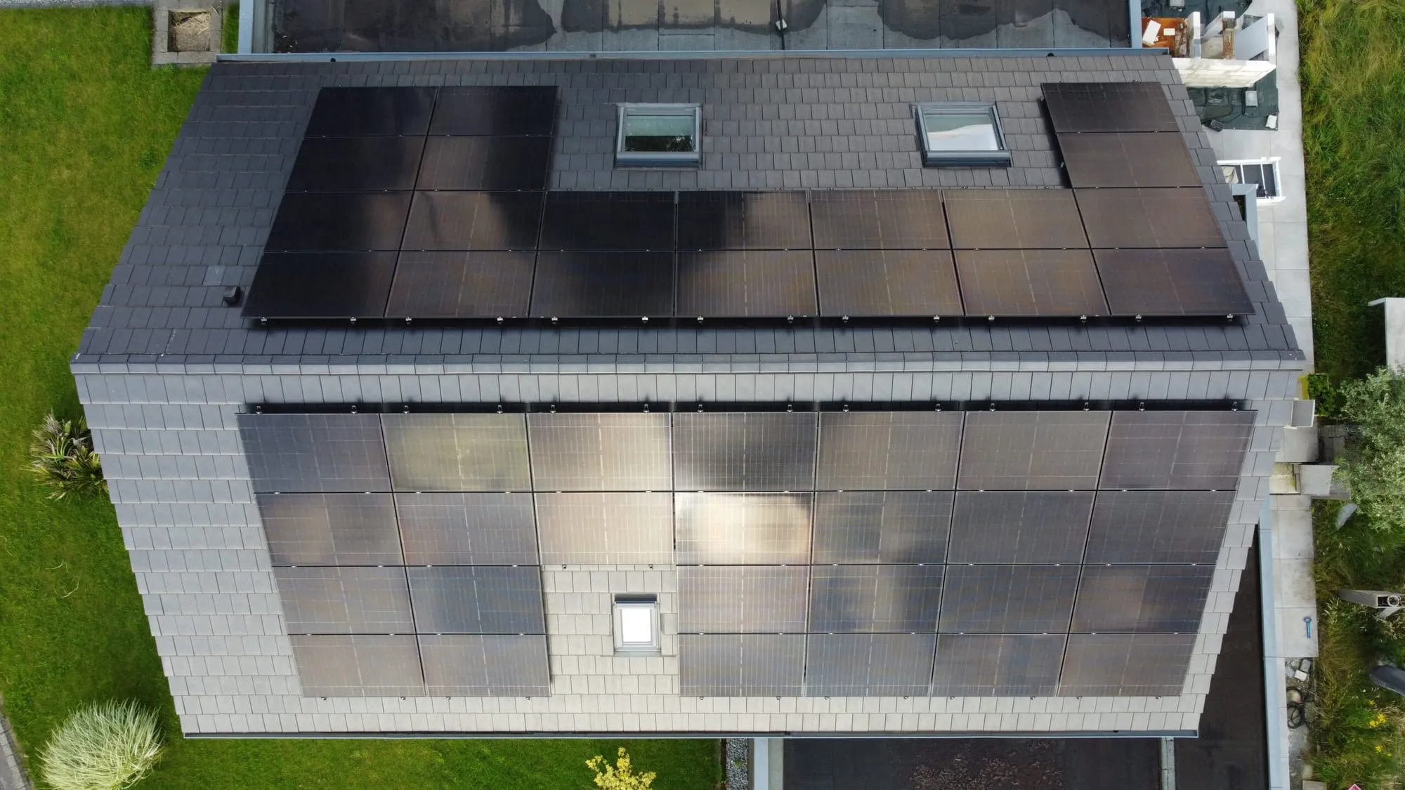 Gesamtansicht des Hauses mit PV-Anlage aus der Luft