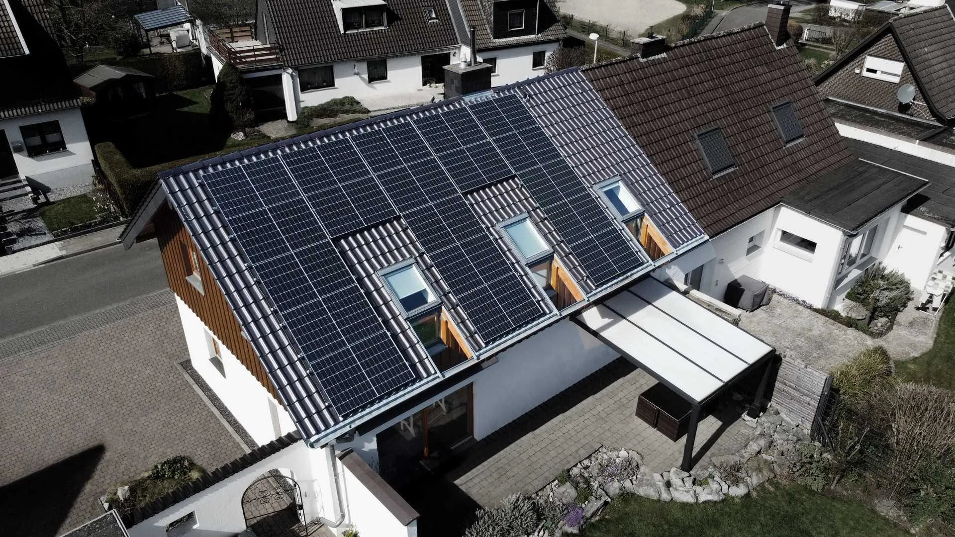 Gartenseite des Einfamilienhauses mit PV-Anlage