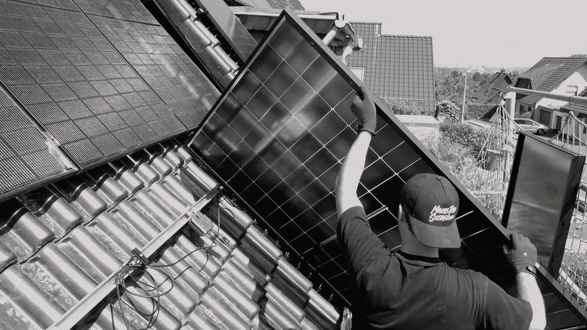 Nahaufnahme eines PV-Moduls mit sichtbaren Solarzellen