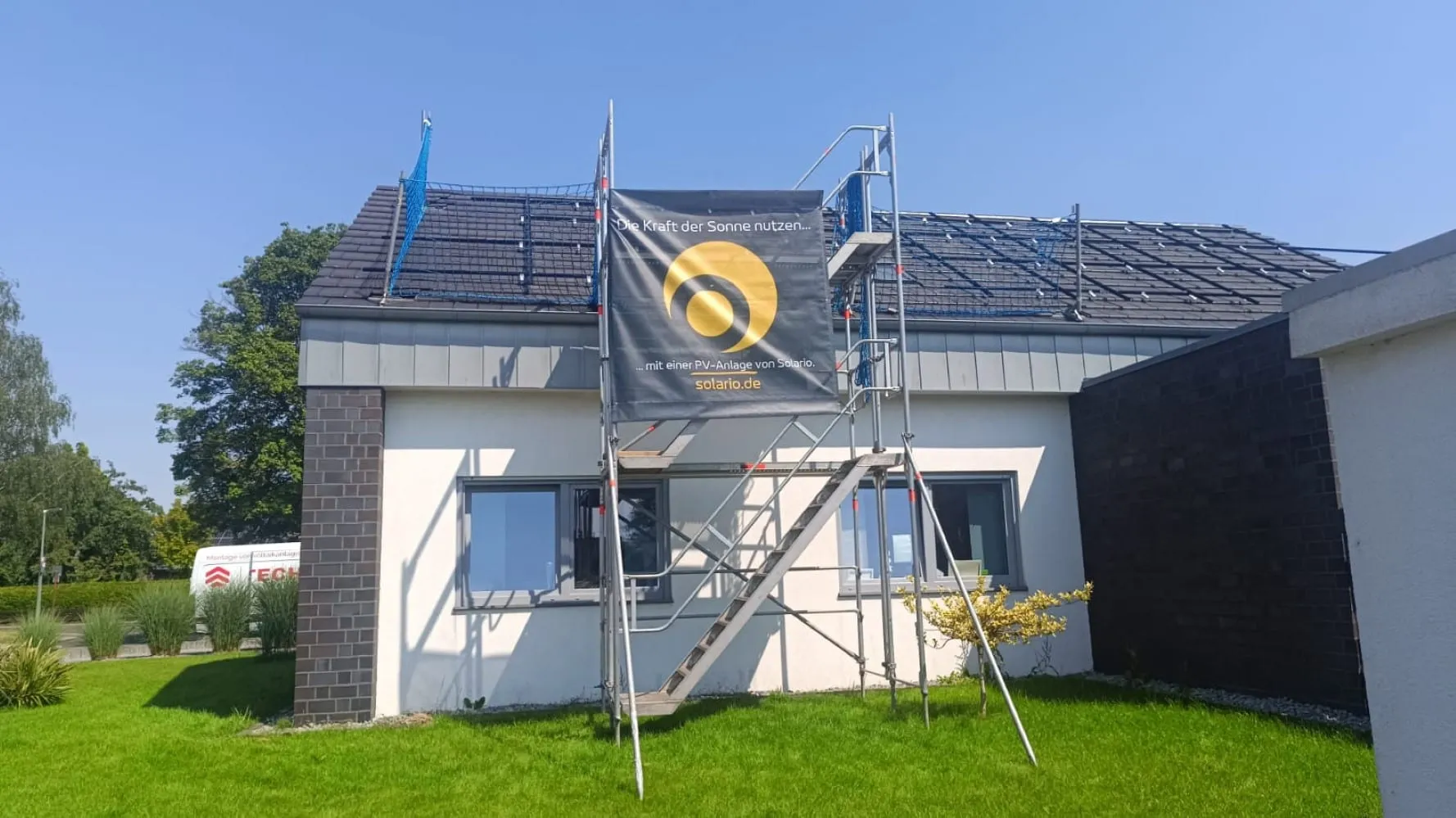 Schwarz eloxierte Montageschienen vor dem Auflegen der Module