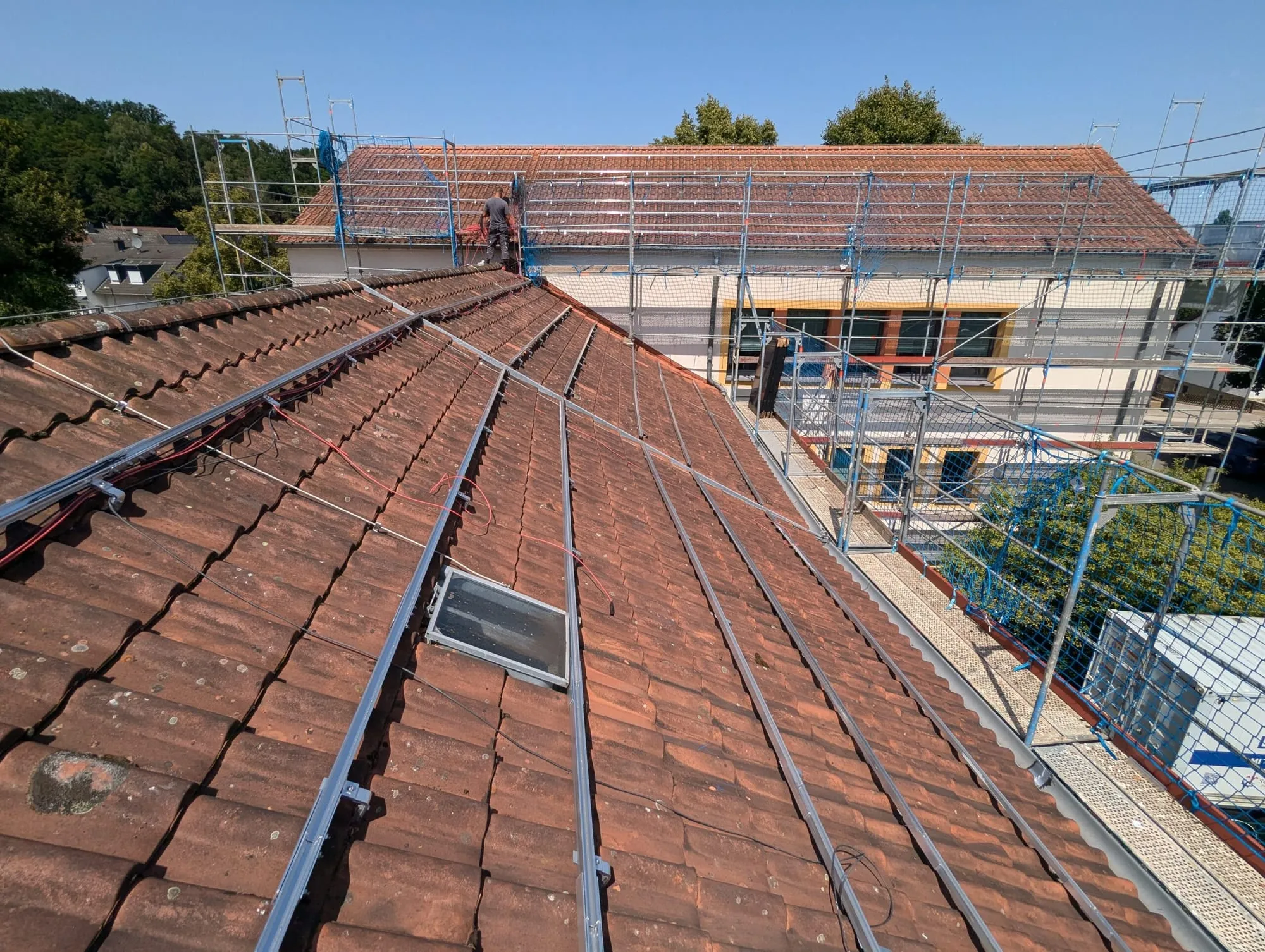 Fertig montierte Modulreihen auf dem Schuldach