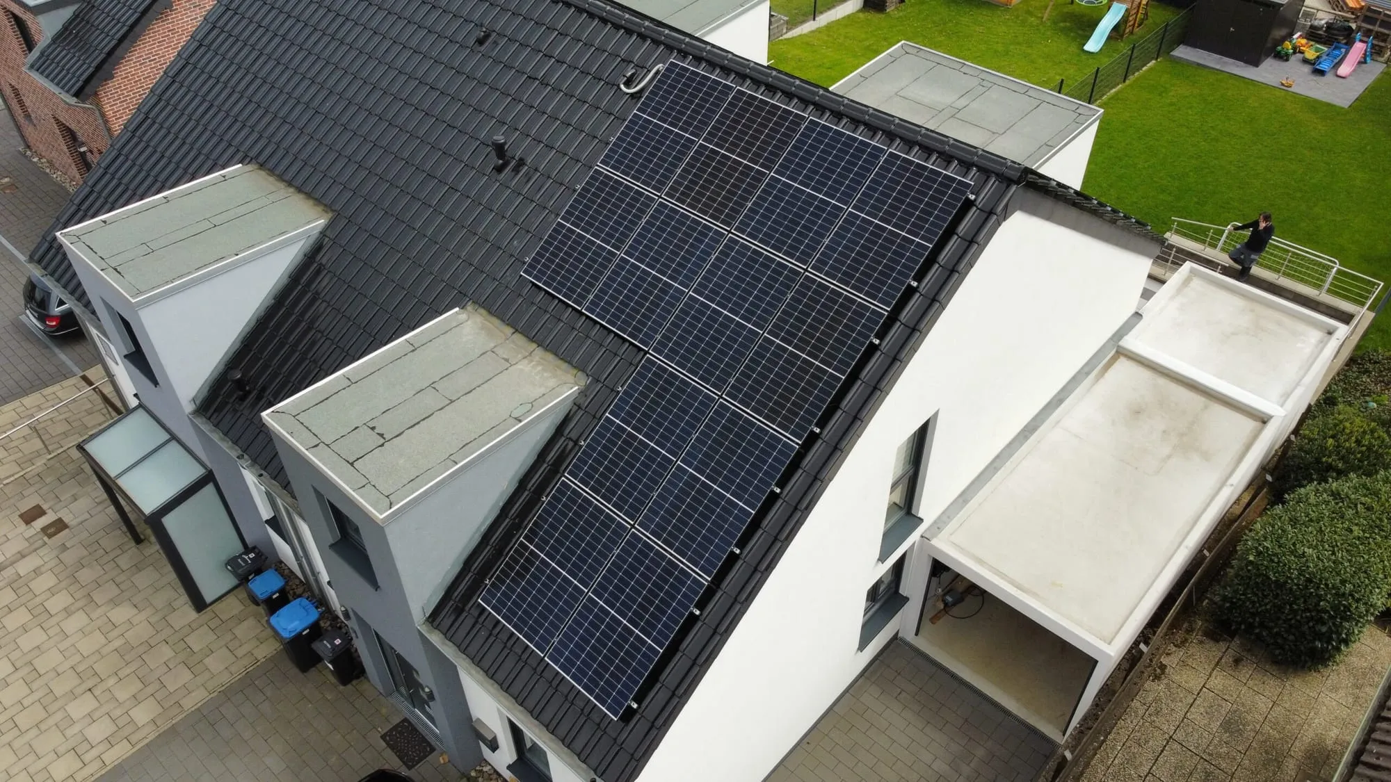 Fertig montierte PV-Anlage auf der Doppelhaushälfte