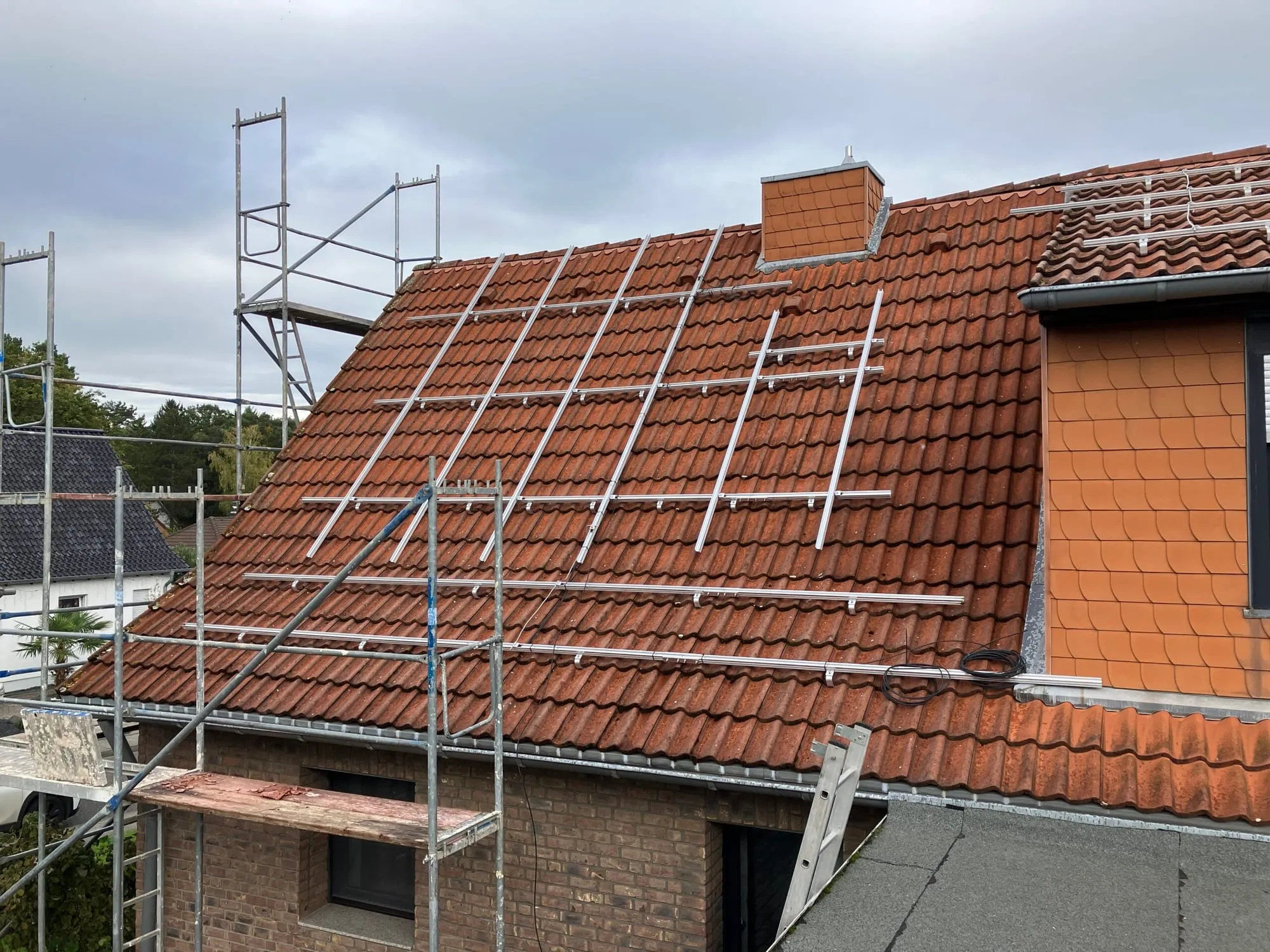 Montage der Module auf dem Steildach