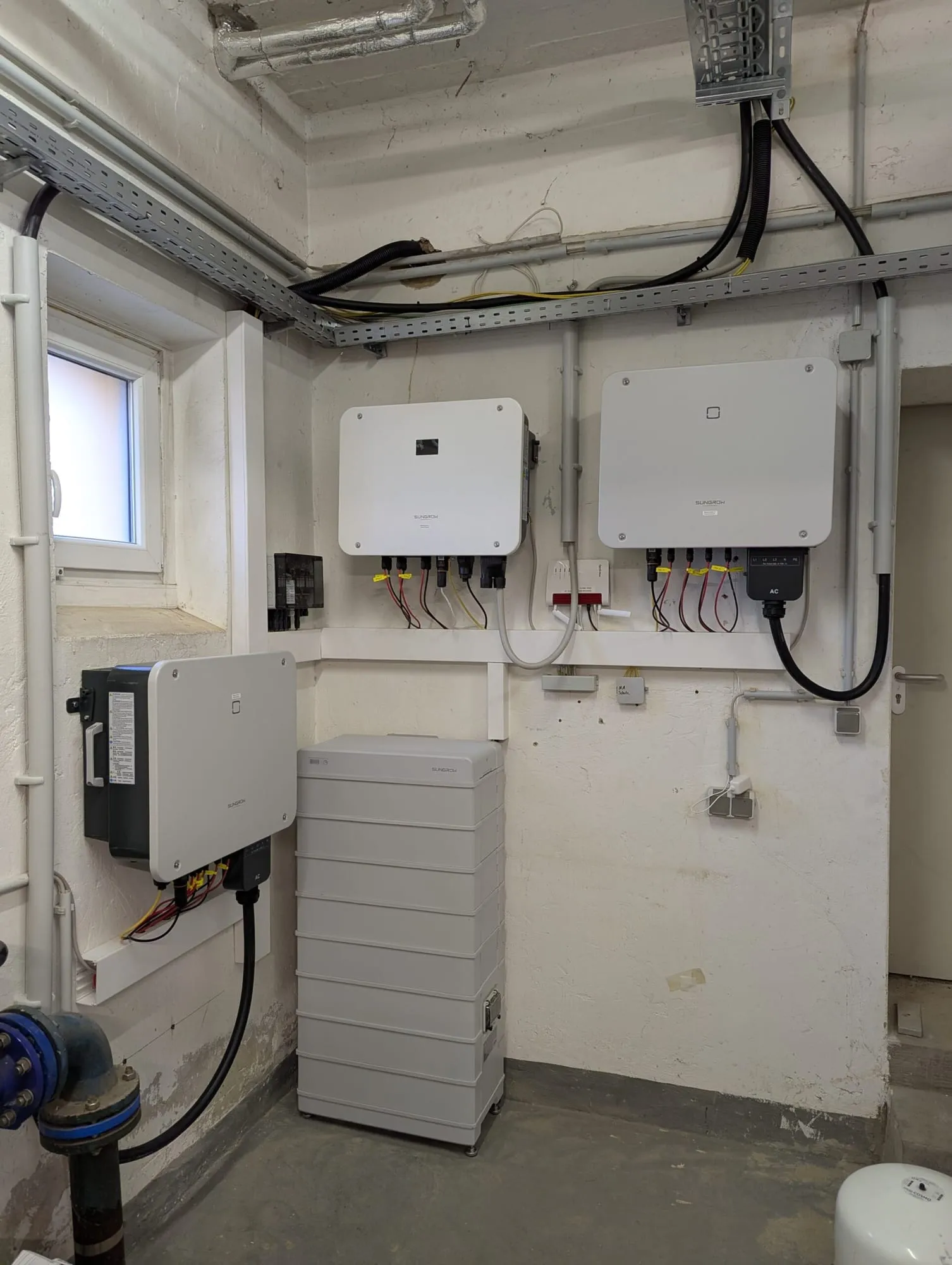 Batteriespeicher und Wechselrichter im Technikraum der Schule