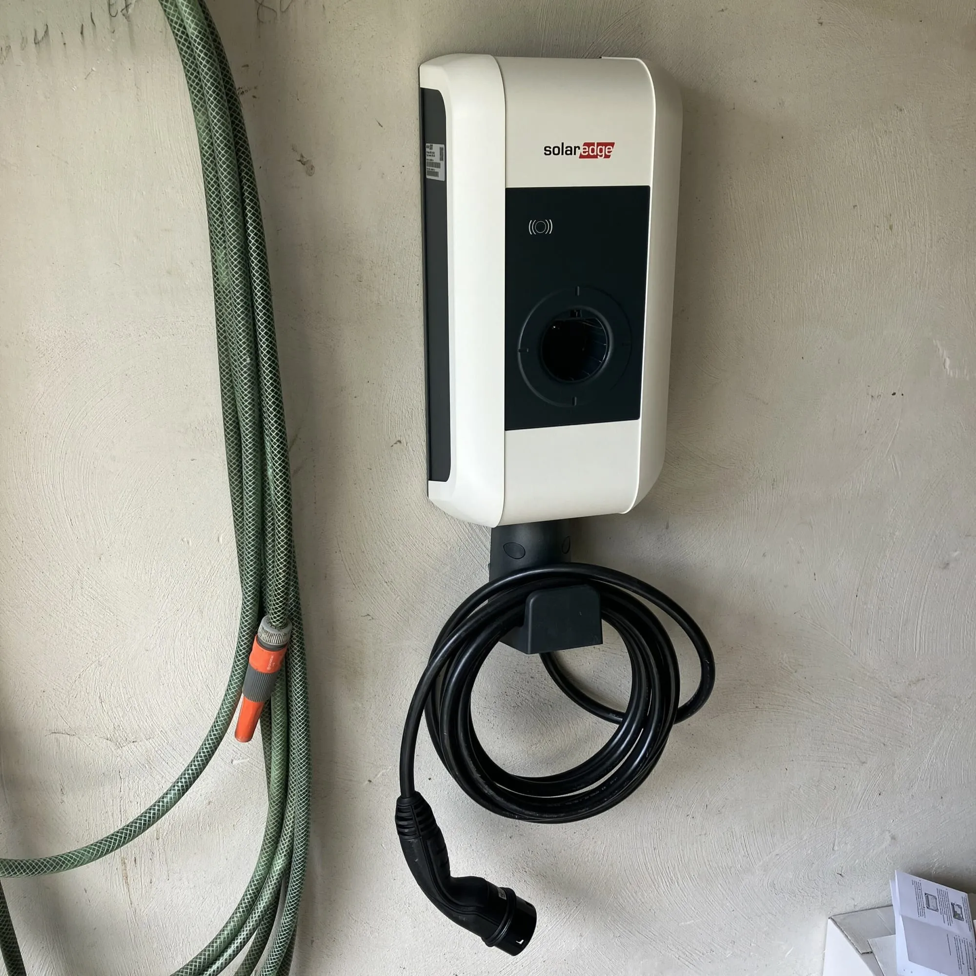 Installierte SolarEdge-Wallbox an der Hauswand