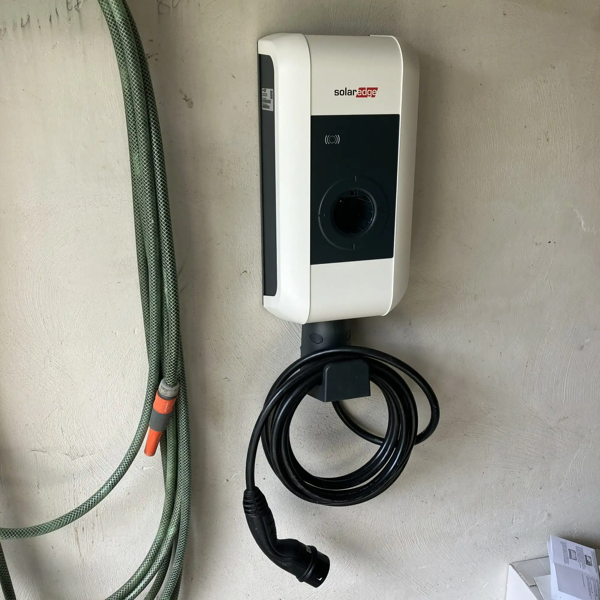 Installierte SolarEdge-Wallbox an einer Hauswand