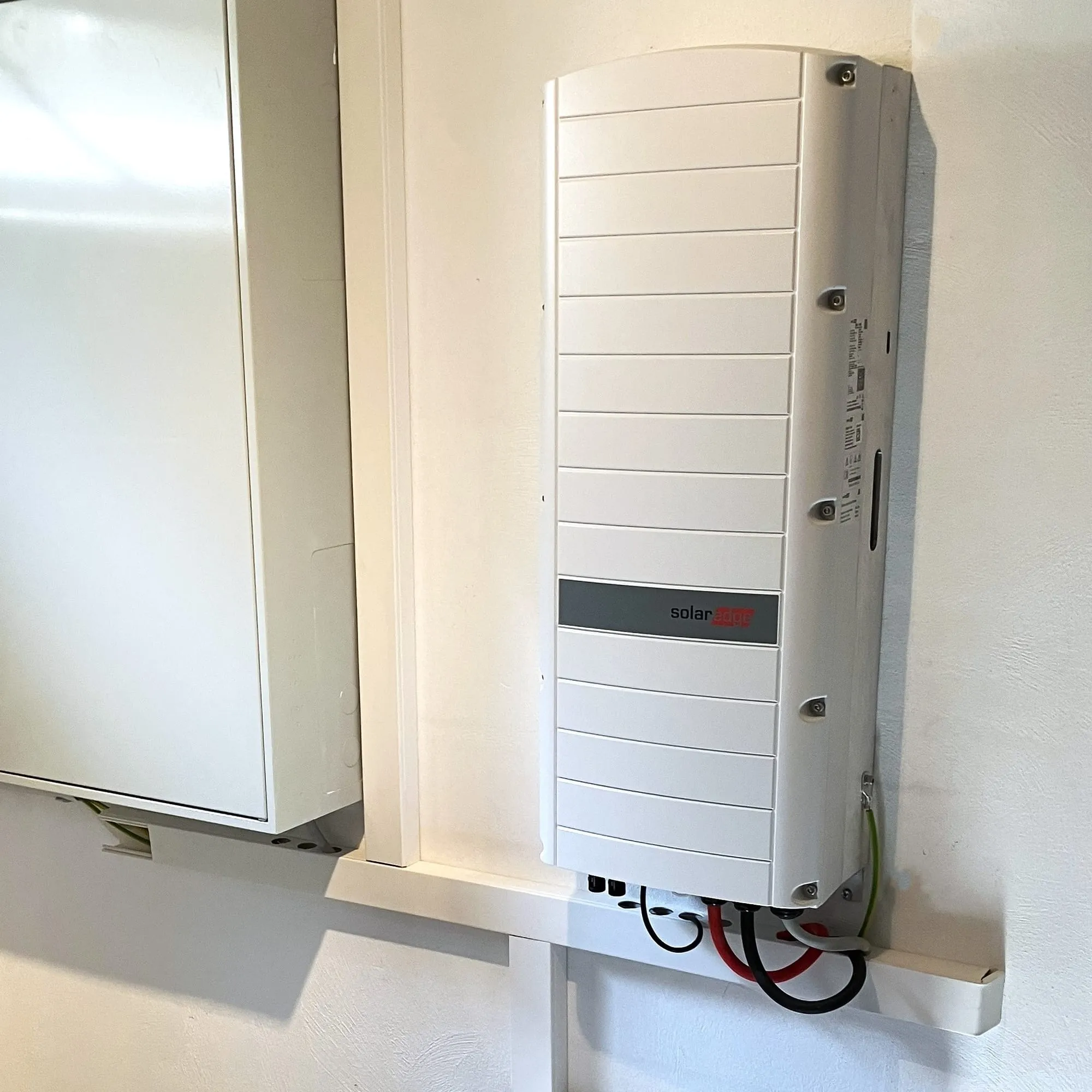 An der Wand montierter Wechselrichter mit Speicher im Hausanschlussraum