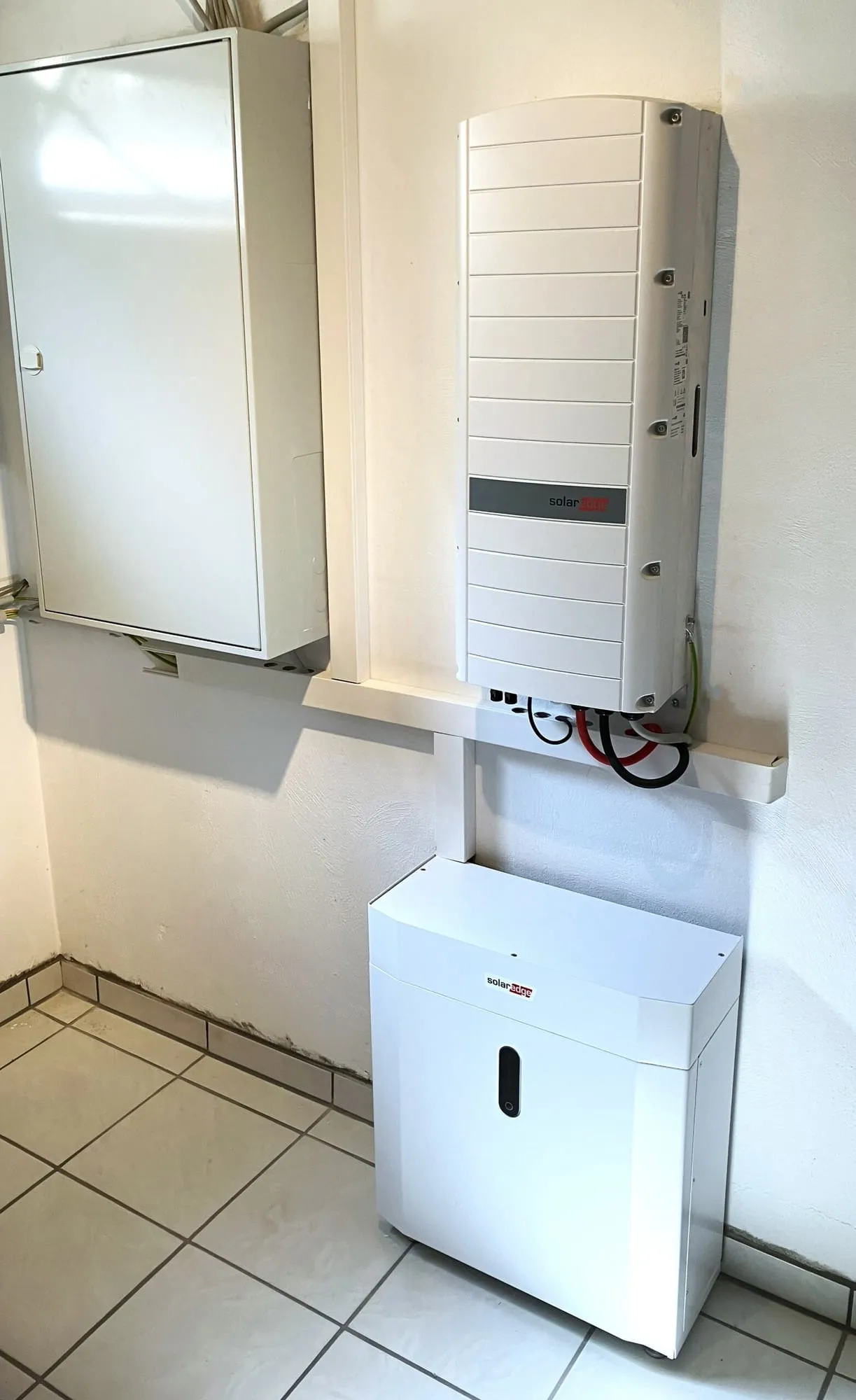 SolarEdge-Wechselrichter an der Wand montiert